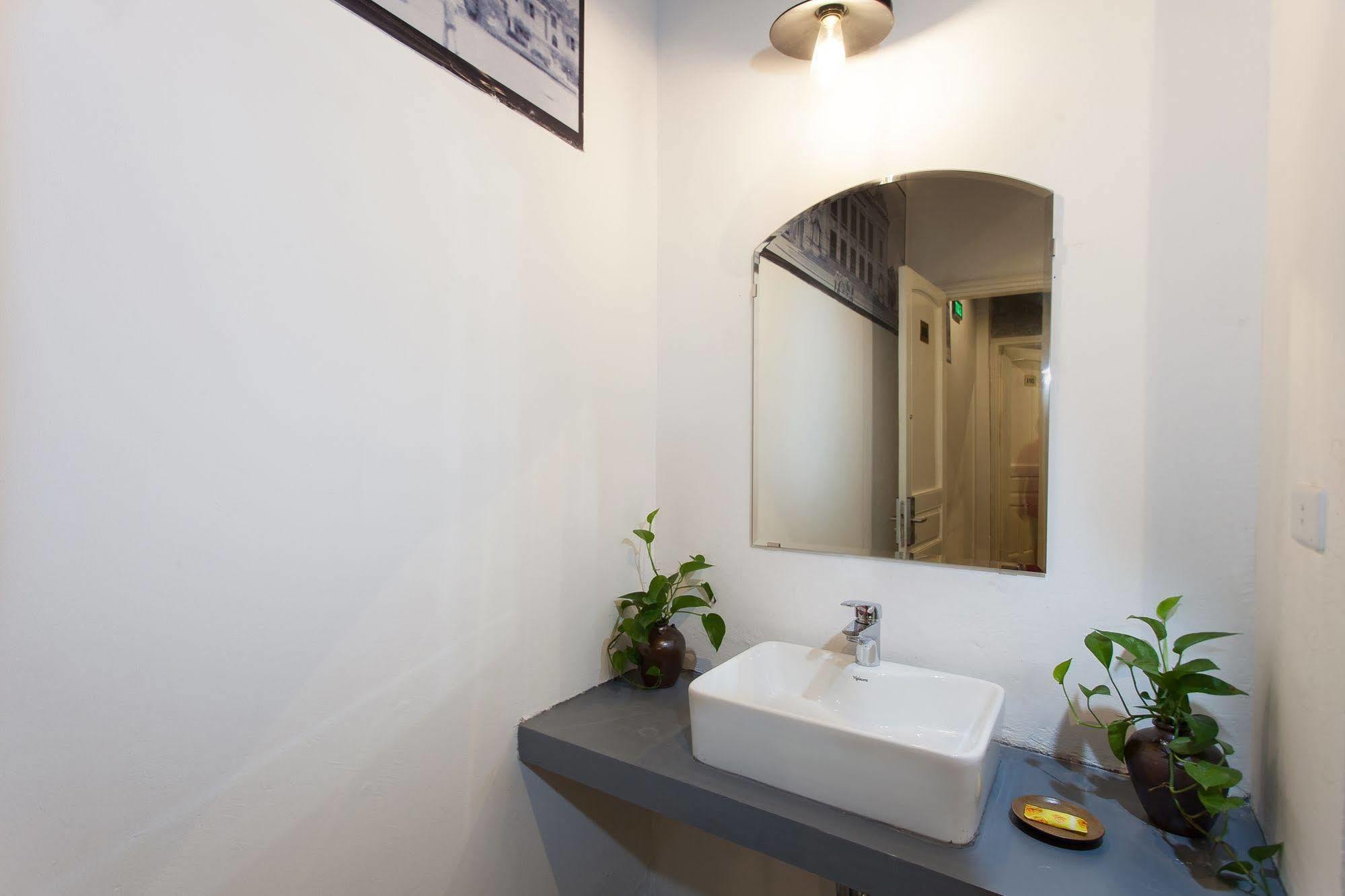 Luxury Backpakers Hotel Hanoi Exterior photo