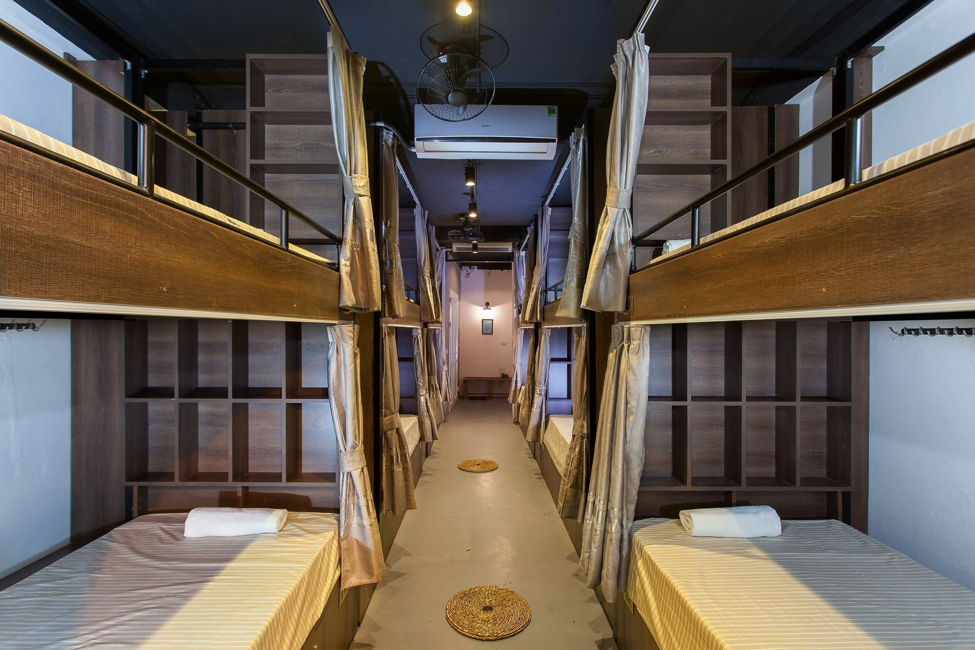 Luxury Backpakers Hotel Hanoi Exterior photo
